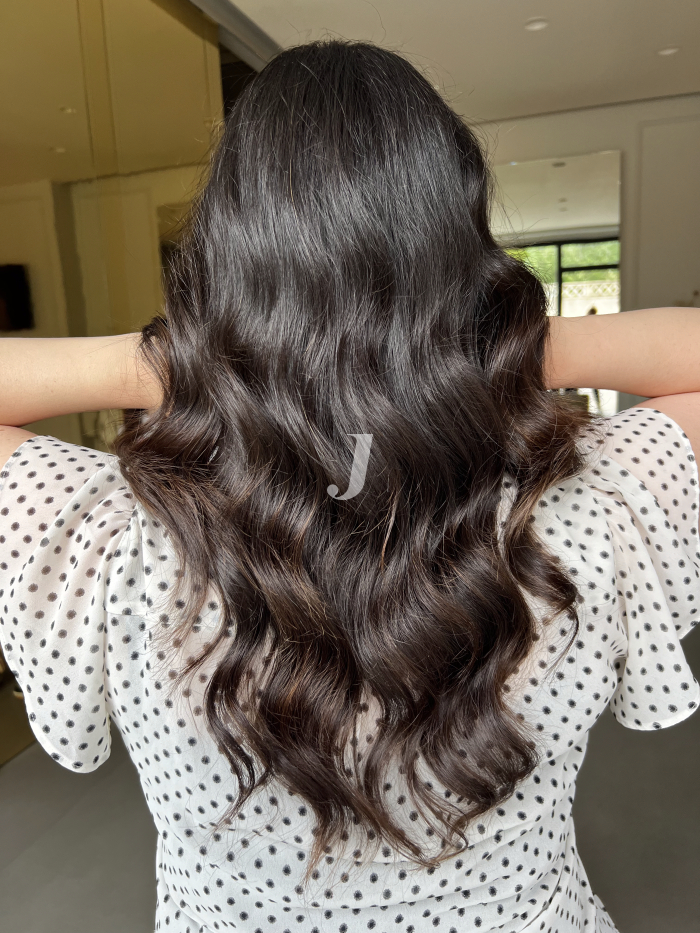 Foto di donna con capelli lunghi castano scuro marrone