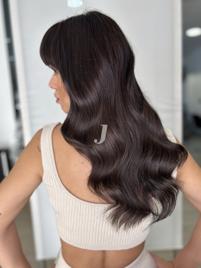 Foto di donna con capelli lunghi castano scuro marrone