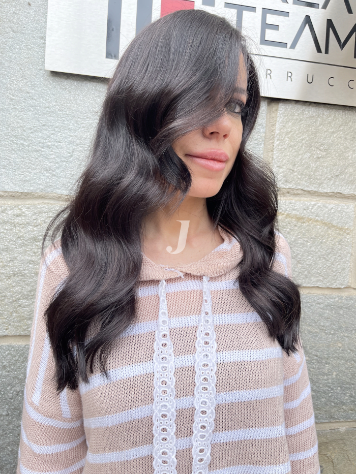 Foto di donna con capelli lunghi castano scuro marrone