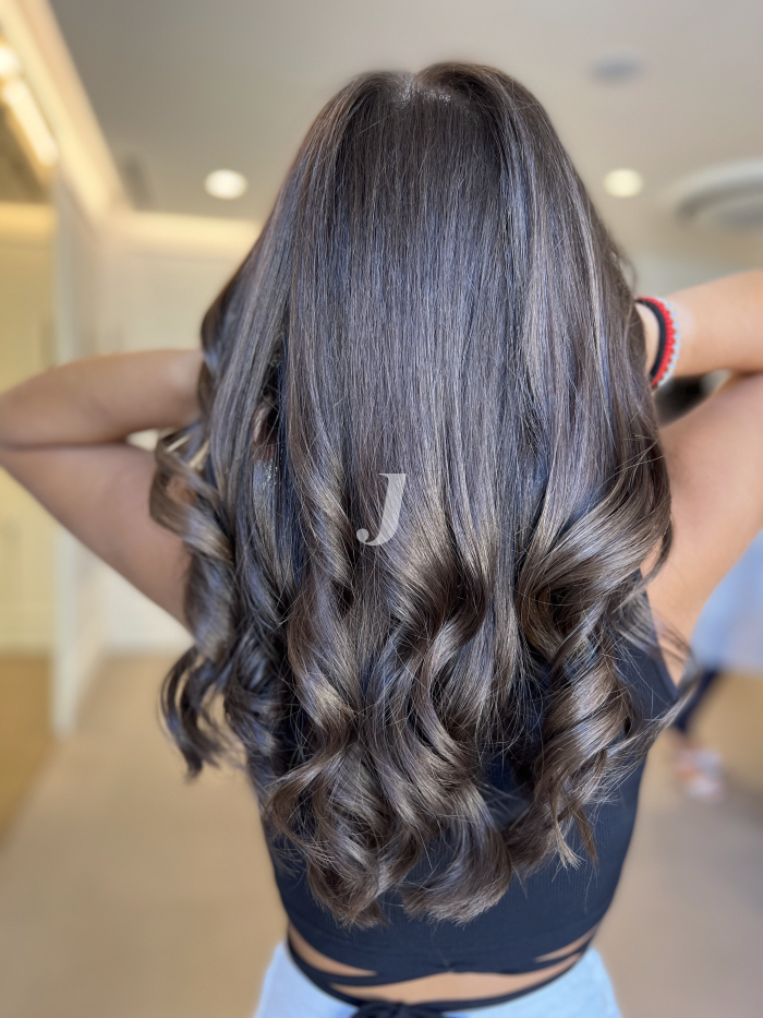 Foto di donna con capelli lunghi castano scuro marrone