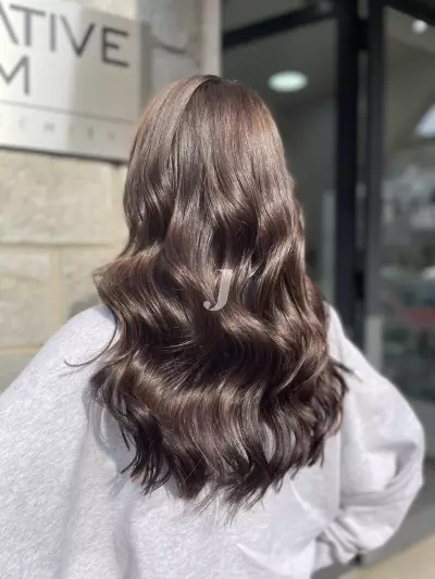 Foto di donna con capelli lunghi castano scuro marrone
