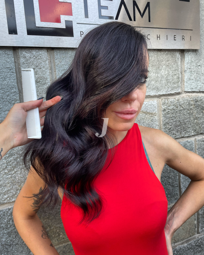 Foto di donna con capelli lunghi castano scuro marrone