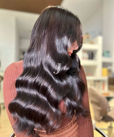 Foto di donna con capelli lunghi castano scuro marrone