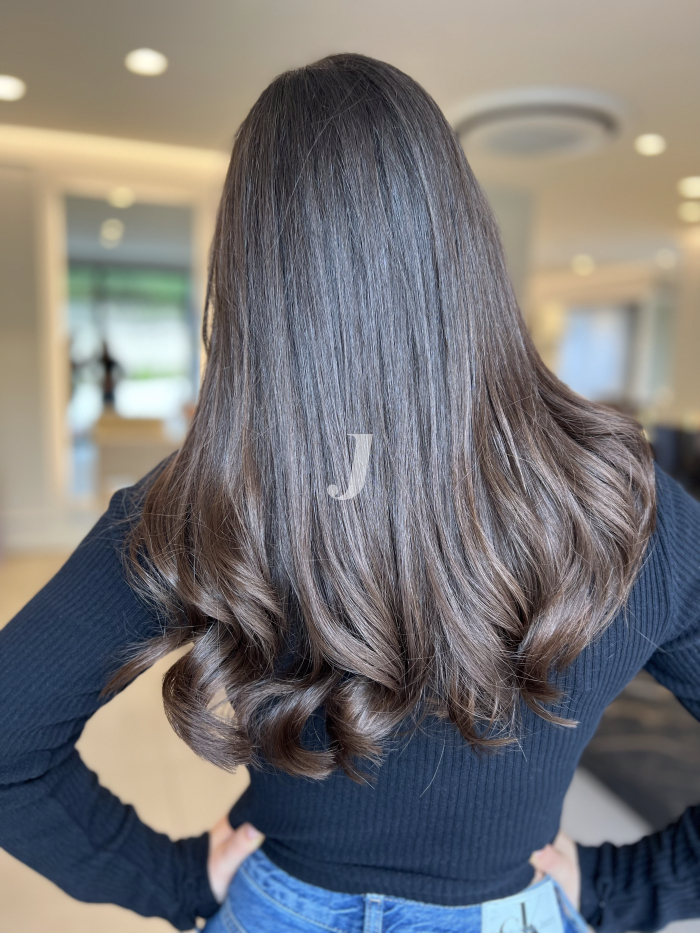 Foto di donna con capelli lunghi castano scuro marrone