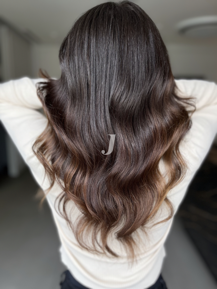 Foto di donna con capelli lunghi castano scuro marrone