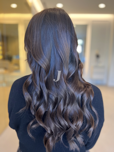 Foto di donna con capelli lunghi castano scuro marrone