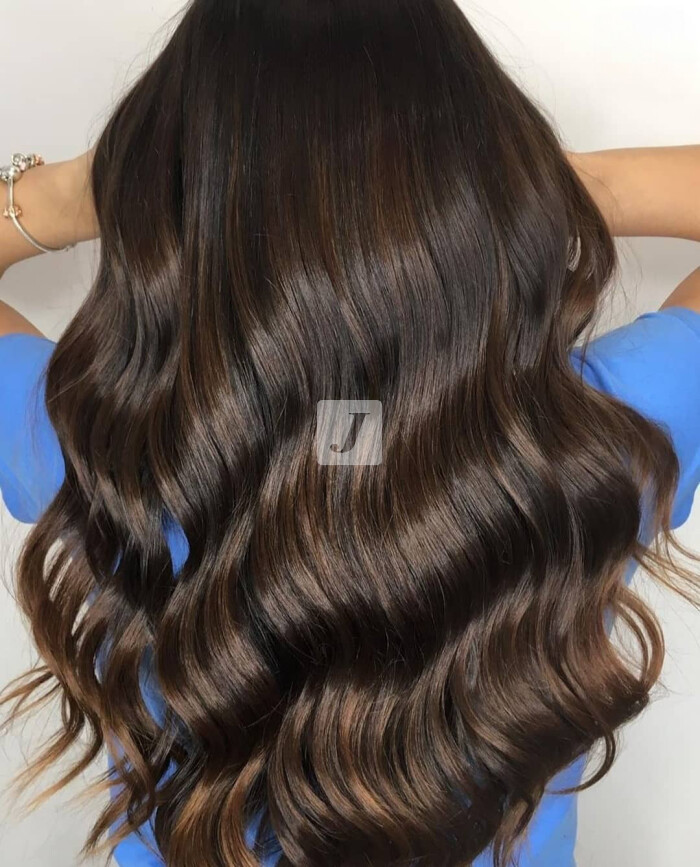 Foto di donna con capelli lunghi castano scuro marrone