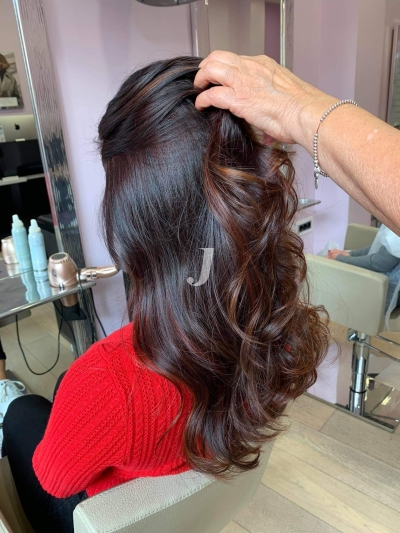 Foto di donna con capelli lunghi castano scuro marrone