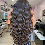 Foto di donna con capelli lunghi castano scuro marrone