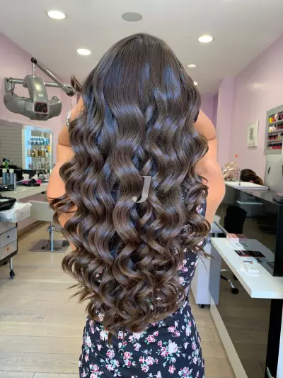 Foto di donna con capelli lunghi castano scuro marrone