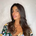 Foto di donna con capelli lunghi castano scuro marrone