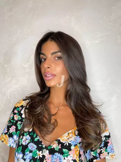 Foto di donna con capelli lunghi castano scuro marrone