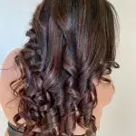 Foto di donna con capelli lunghi castano scuro marrone