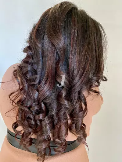 Foto di donna con capelli lunghi castano scuro marrone