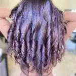 Foto di donna con capelli lunghi castano scuro marrone