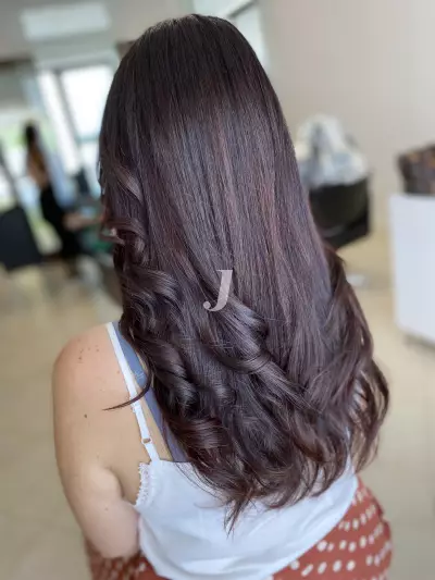 Foto di donna con capelli lunghi castano scuro marrone