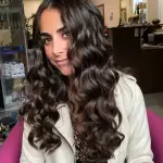 Foto di donna con capelli lunghi castano scuro marrone