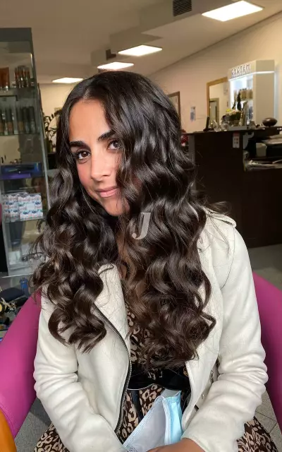 Foto di donna con capelli lunghi castano scuro marrone