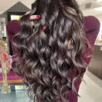 Foto di donna con capelli lunghi castano scuro marrone