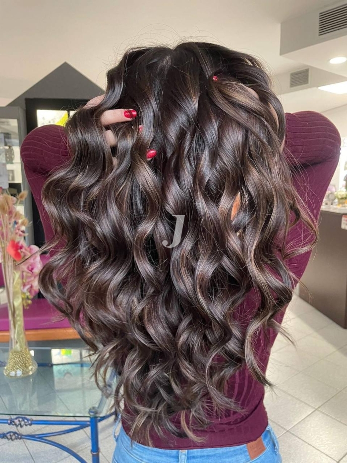 Foto di donna con capelli lunghi castano scuro marrone