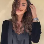 Foto di donna con capelli lunghi castano scuro marrone