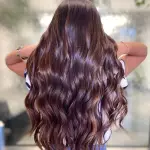 Foto di donna con capelli lunghi castano scuro marrone