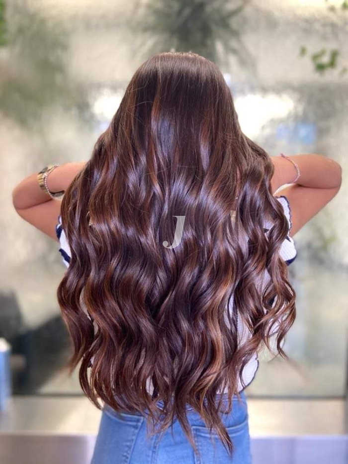 Foto di donna con capelli lunghi castano scuro marrone