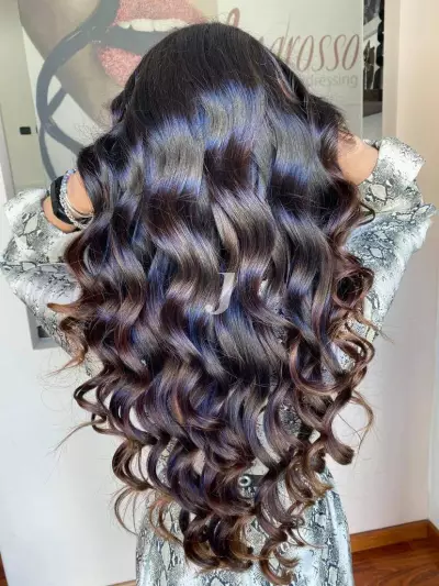 Foto di donna con capelli lunghi castano scuro marrone