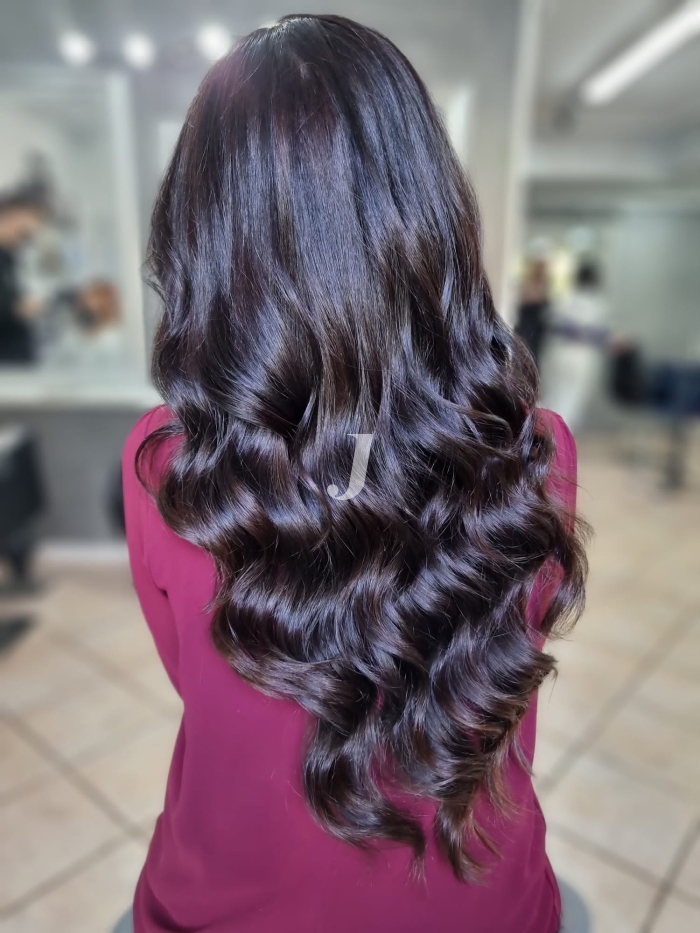 Foto di donna con capelli lunghi castano scuro marrone