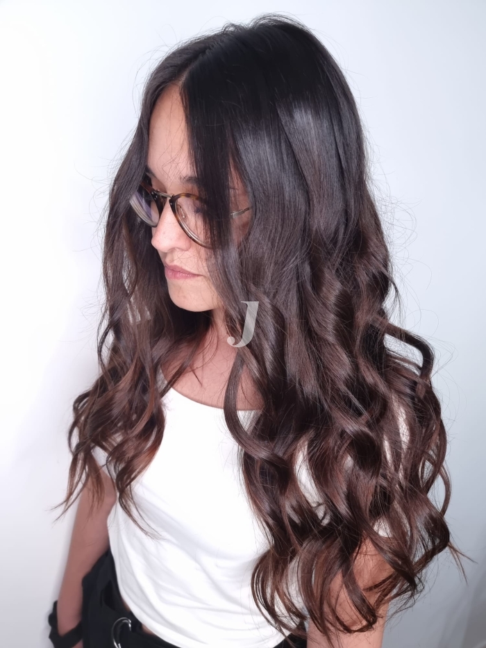 Foto di donna con capelli lunghi castano scuro marrone