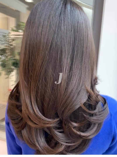 Foto di donna con capelli lunghi castano scuro marrone