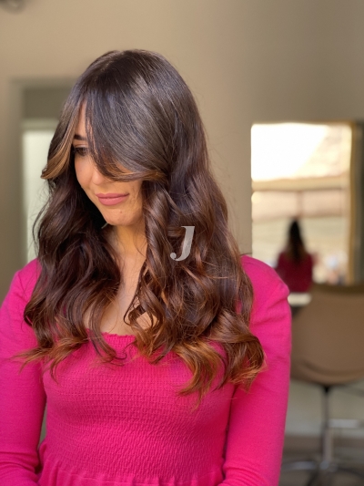 Foto di donna con capelli lunghi castano scuro marrone