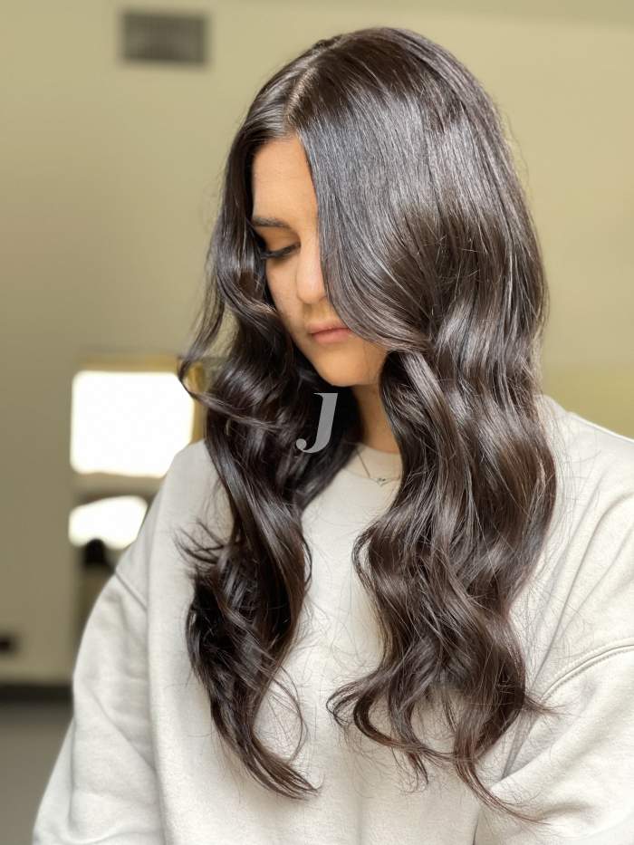 Foto di donna con capelli lunghi castano scuro marrone