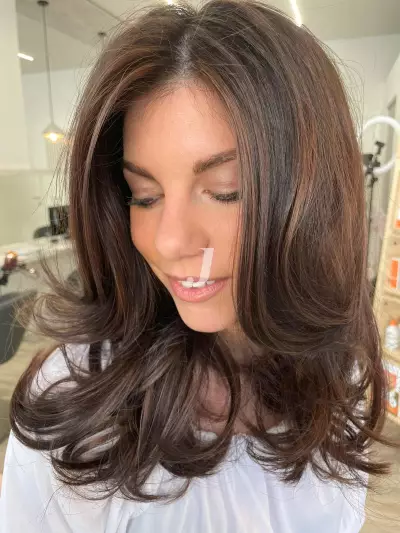 Foto di donna con capelli lunghi castano scuro marrone