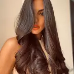 Foto di donna con capelli lunghi castano scuro marrone
