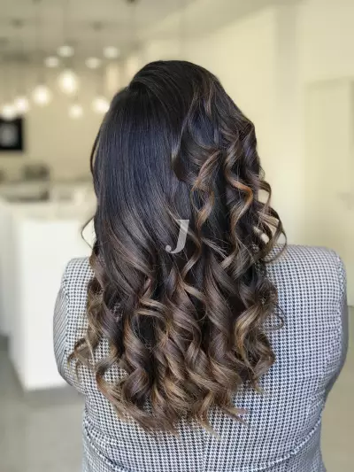 Foto di donna con capelli lunghi castano scuro marrone