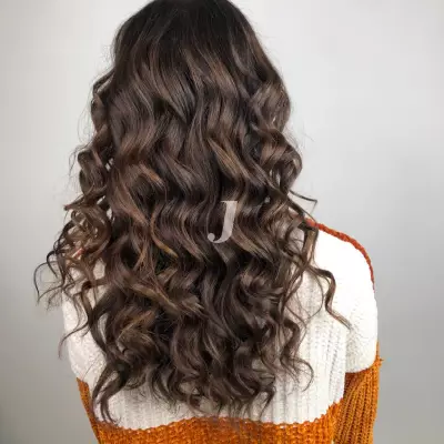 Foto di donna con capelli lunghi castano scuro marrone