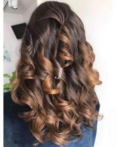 Foto di donna con capelli lunghi castano scuro marrone