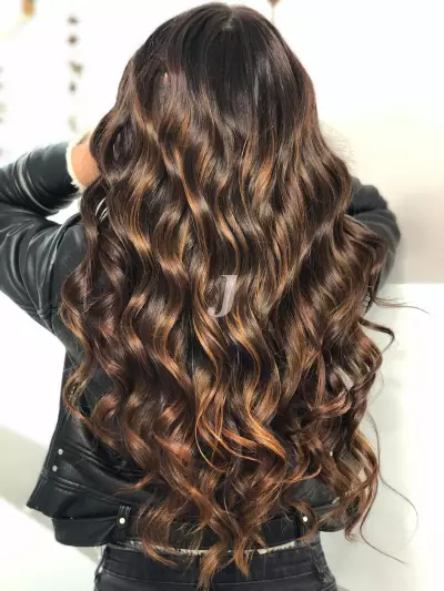 Foto di donna con capelli lunghi castano scuro marrone