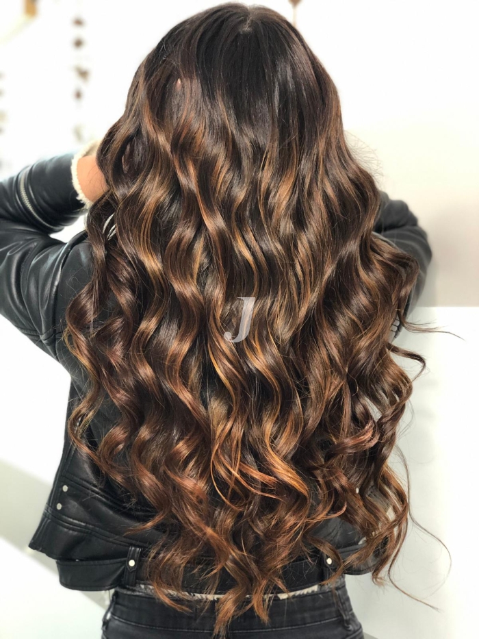 Foto di donna con capelli lunghi castano scuro marrone