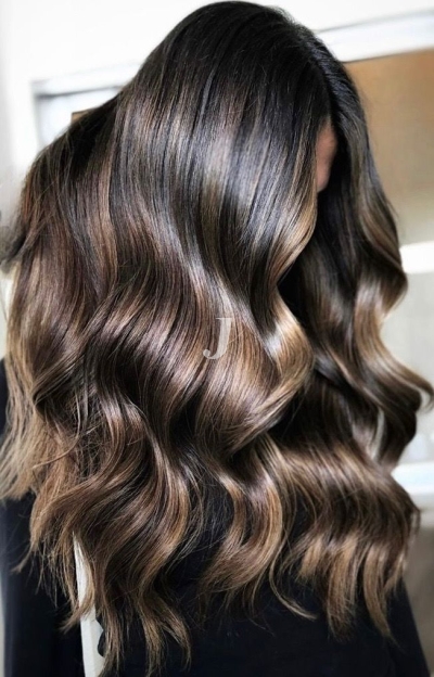 Foto di donna con capelli lunghi castano scuro marrone