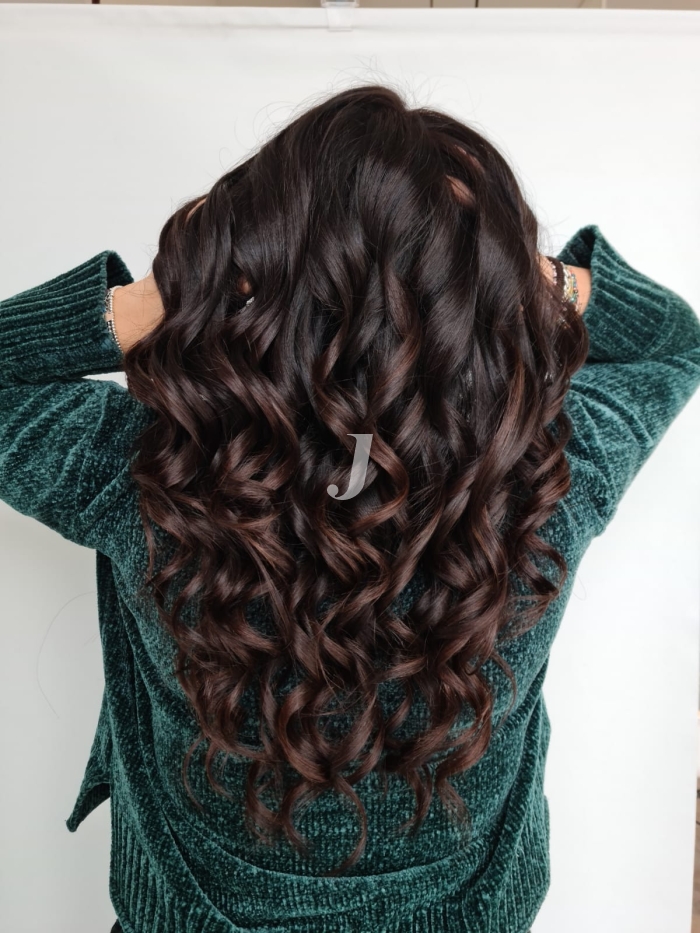 Foto di donna con capelli lunghi castano scuro marrone