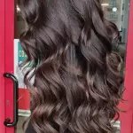 Foto di donna con capelli lunghi castano scuro marrone
