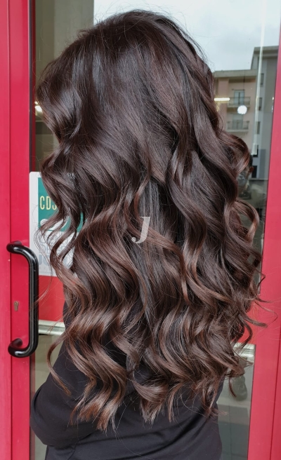 Foto di donna con capelli lunghi castano scuro marrone