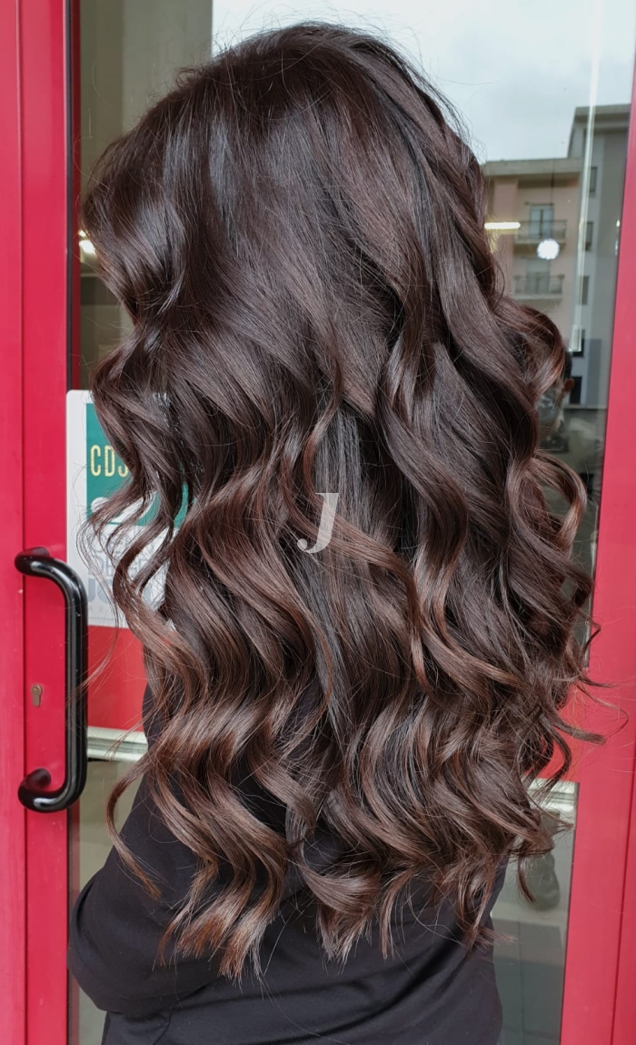 Foto di donna con capelli lunghi castano scuro marrone