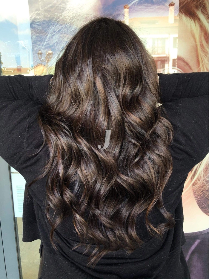 Foto di donna con capelli lunghi castano scuro marrone