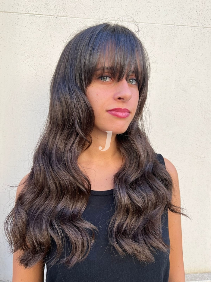 Foto di donna con capelli lunghi castano scuro marrone