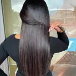 Foto di donna con capelli lunghi castano scuro marrone