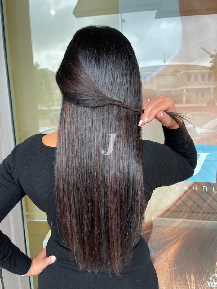 Foto di donna con capelli lunghi castano scuro marrone