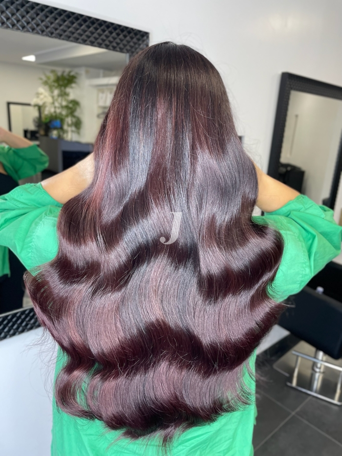 Foto di donna con capelli lunghi castano scuro mogano o violino